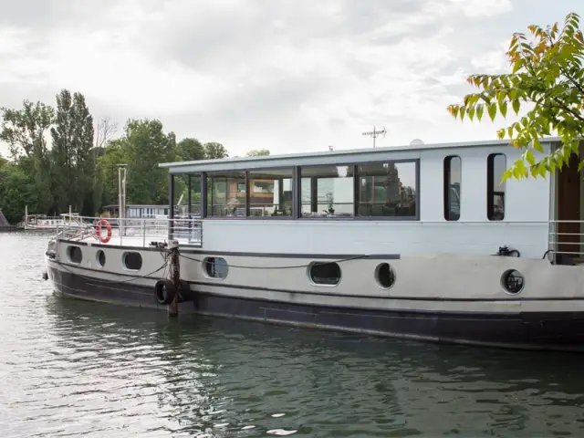 Modernisée sans renier son passé - Une péniche avec vue panoramique sur la Seine