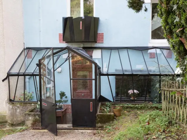 Une verrière casée sur une terrasse étroite et en pente - Une verrière contemporaine