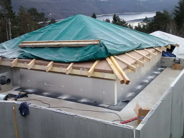 La toiture métallique viendra recouvrir l'isolant et les chevrons bois - Chalet Jura