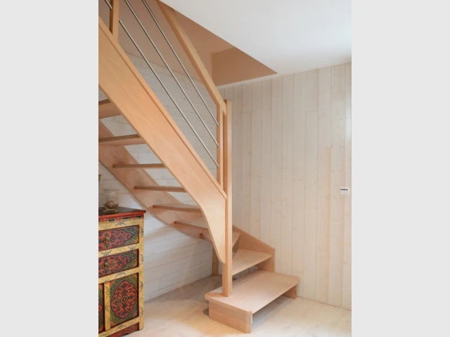 Création d'un escalier pour accéder aux combles désormais devenus un étage à part entière - Un pavillon change de toiture et gagne 70 m2