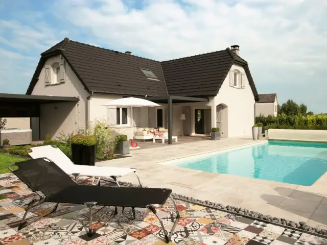 Des carreaux de ciment en margelle au bord de la piscine - Les carreaux de ciment dans la déco