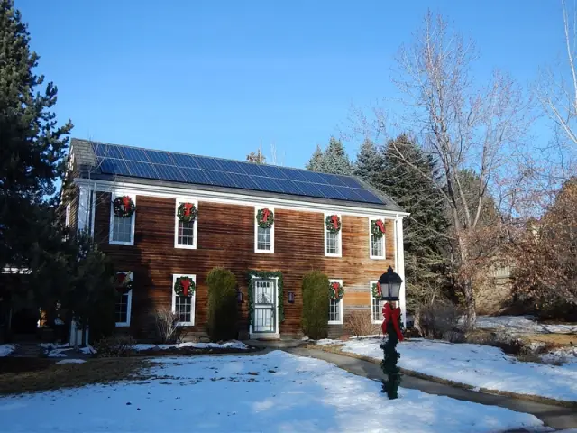 Un pan de toiture entièrement recouvert de panneaux - Panneaux photovoltaïques