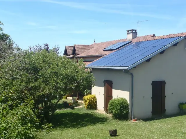 Des modules pour recouvrir le toit d'une extension - Panneaux photovoltaïques