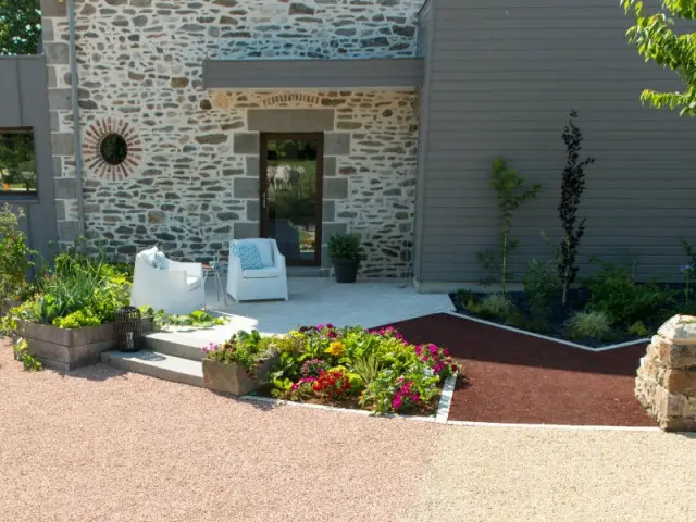 Une petite terrasse au soleil devant l'entrée - Aménagement d'une cour