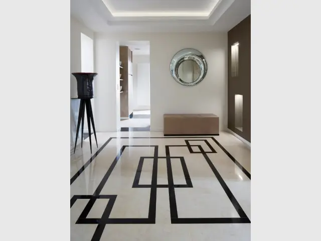 Un hall d'entrée ultra moderne et épuré  - Un appartement graphique revisite les codes classiques parisiens