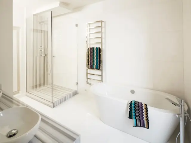 Une salle de bains contemporaine immaculée - Un appartement graphique revisite les codes classiques parisiens