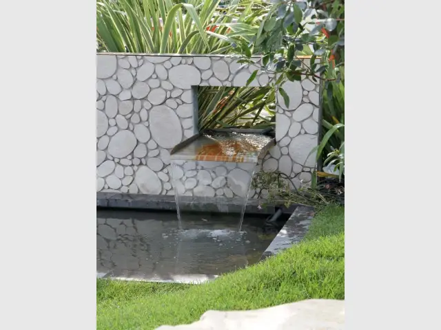 Un mur d'eau avec fontaine intégrée pour un jardin contemporain - Un bassin pour mon jardin