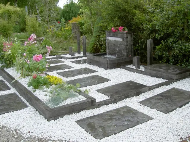 Une fontaine en ardoise pour un jardin multifonction - Un bassin pour mon jardin