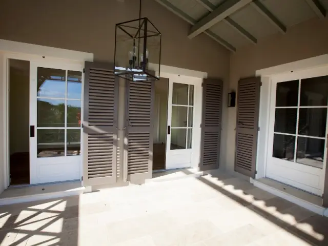 Une terrasse à l'étage qui relie deux chambres - Rénovation d'une maison provençale