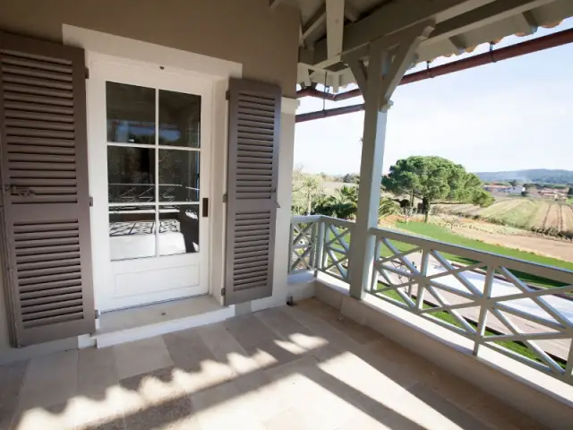 Des balustrades aux lignes inspirées de l'Art Déco - Rénovation d'une maison provençale