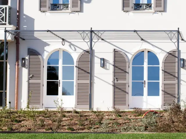 Une pergola sur-mesure au style Art Déco - Rénovation d'une maison provençale