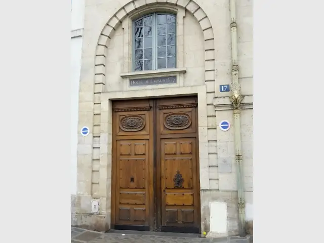 Hôtel de Lauzun : façade et porte d'entrée