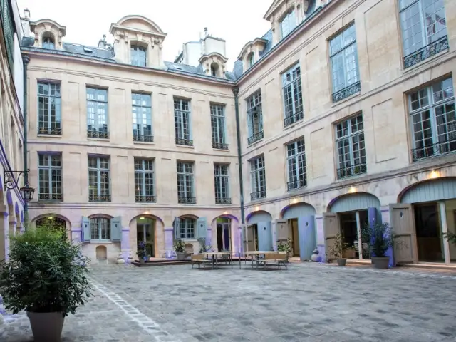 Hôtel de Lauzun : cour intérieure