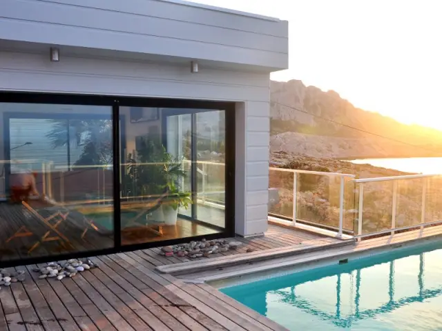 Une villa cachée parmi les rochers au bord de la mer