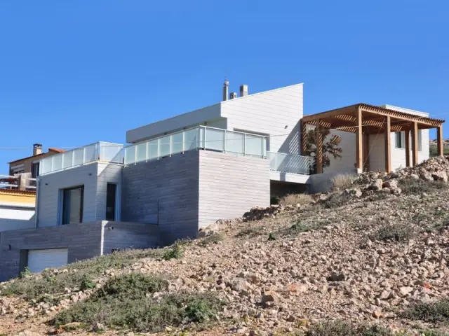 Une maison sur plusieurs niveaux adaptée au dénivelé du terrain - Une villa cachée parmi les rochers au bord de la mer