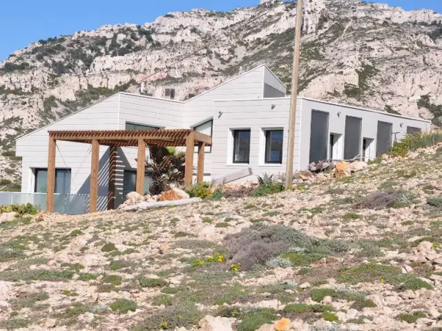 Des espaces de vie au même niveau que les extérieurs - Une villa cachée parmi les rochers au bord de la mer