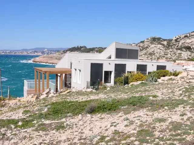 Une villa cachée parmi les rochers - Une villa cachée parmi les rochers au bord de la mer