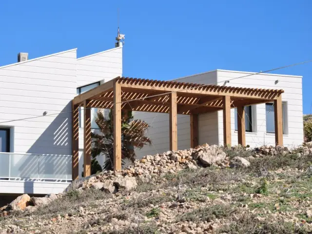 Une pergola pour profiter au mieux du climat de la région - Une villa cachée parmi les rochers au bord de la mer