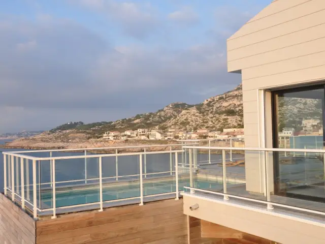 Fiche technique du projet - Une villa cachée parmi les rochers au bord de la mer