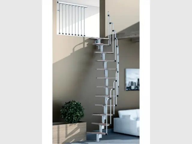 Un escalier courbe dans un salon - Escalier gain de place