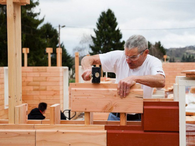 Construisez votre maison avec des briques en bois, sans clou ni vis
