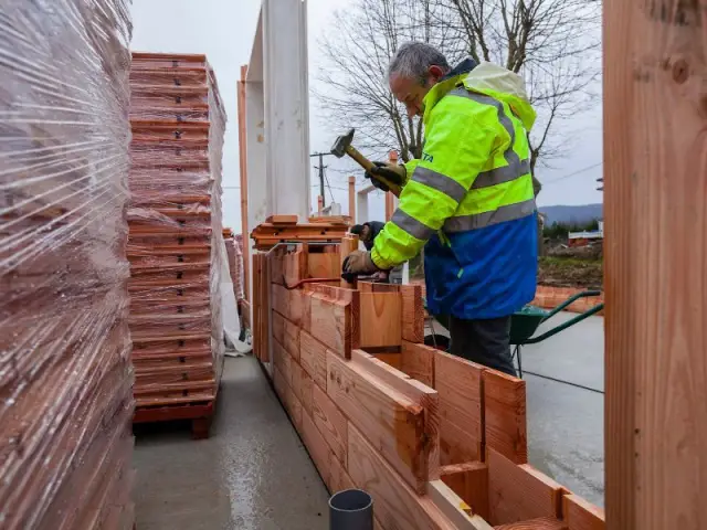 Copeaux de bois comme isolant - Les briques d'une maison en bois assemblées comme un jeu de Lego