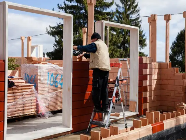 Un concept exporté à l'étranger - Les briques d'une maison en bois assemblées comme un jeu de Lego