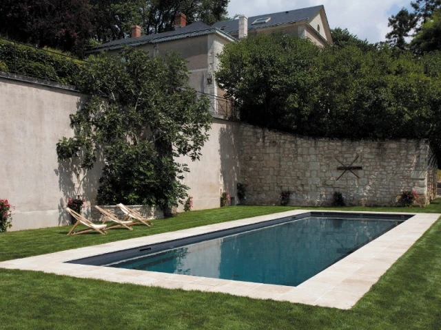 Le terrain de la piscine remis à niveau - Piscine Carré Bleu / Paysage piscine tennis 