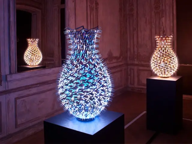 Un savant tissage de lumières LED pour créer des vases  - Exposition "Lumières, - The Play of brilliants"