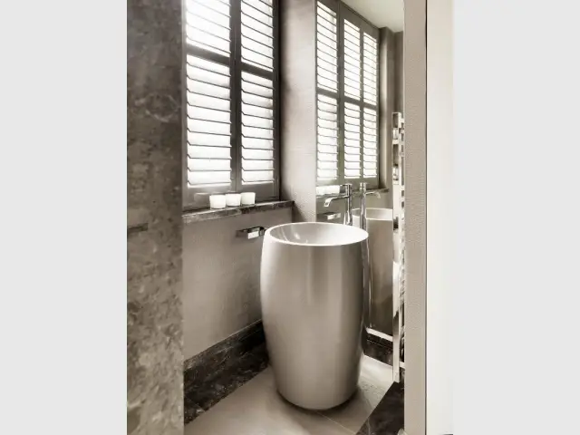 Lavabo original et robinetterie de luxe pour une salle de bains chic - The London Apartment by Kelly Hoppen