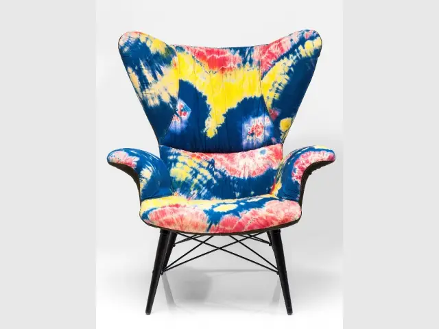 Un fauteuil psychédélique en tie and dye - Fauteuil