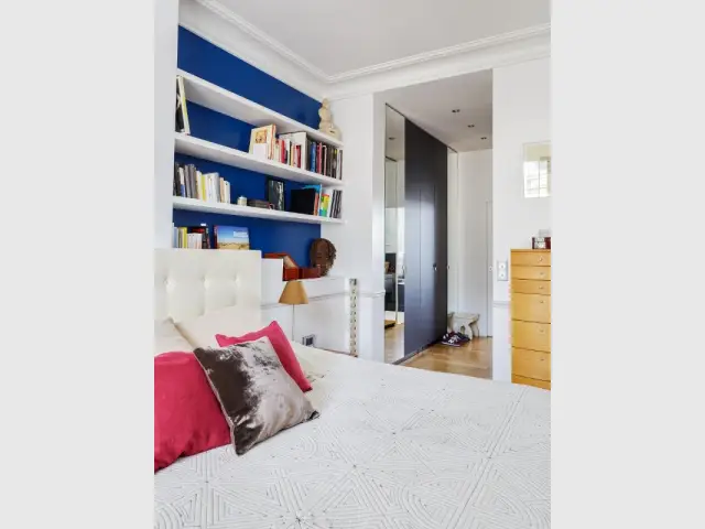 Une chambre aux couleurs vives conçue comme une suite parentale - Restructuration complète d'un appartement familial à Paris