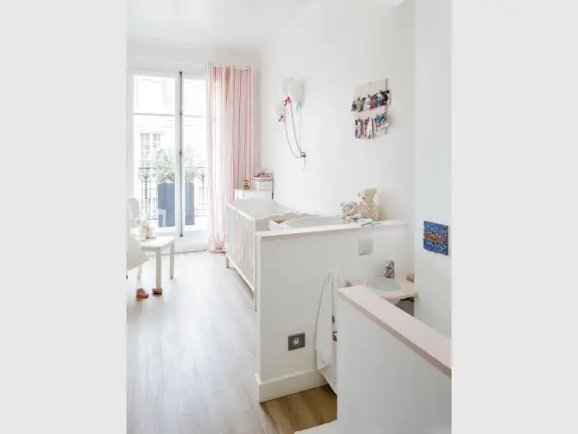 Une chambre pour bébé douce et lumineuse - Restructuration complète d'un appartement familial à Paris