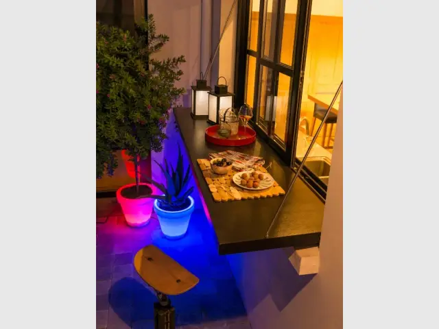 Un mini-balcon transformé en bar grâce à un aménagement ingénieux - Mini-balcons