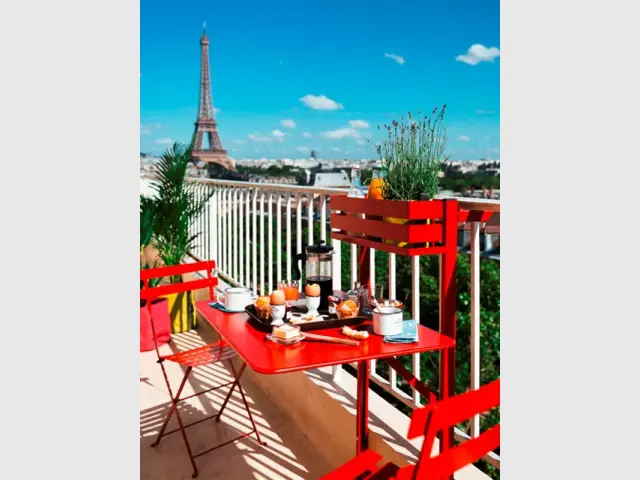 Un petit balcon aménagé grâce à du mobilier fonctionnel - Mini-balcons