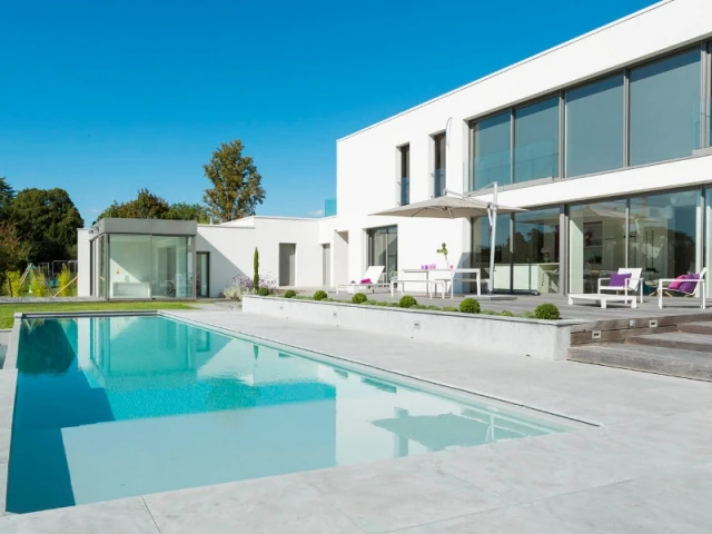 Une plage en pierre accordée aux couleurs de l'habitation - Piscine à débordement Indre et Loire