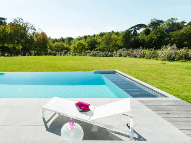 Une partie de la terrasse immergée dans l'eau - Piscine à débordement Indre et Loire