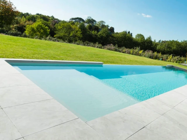 Une structure dotée d'une membrane armée - Piscine à débordement Indre et Loire