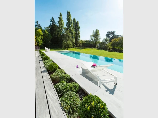 Une séparation naturelle entre le bassin et la terrasse - Piscine à débordement Indre et Loire