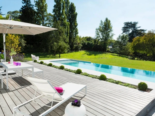 Une terrasse dominant la piscine - Piscine à débordement Indre et Loire