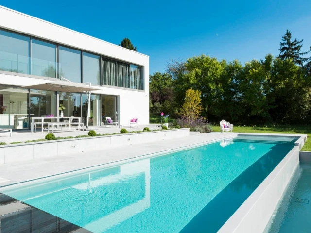 Une piscine visible depuis l'habitation - Piscine à débordement Indre et Loire