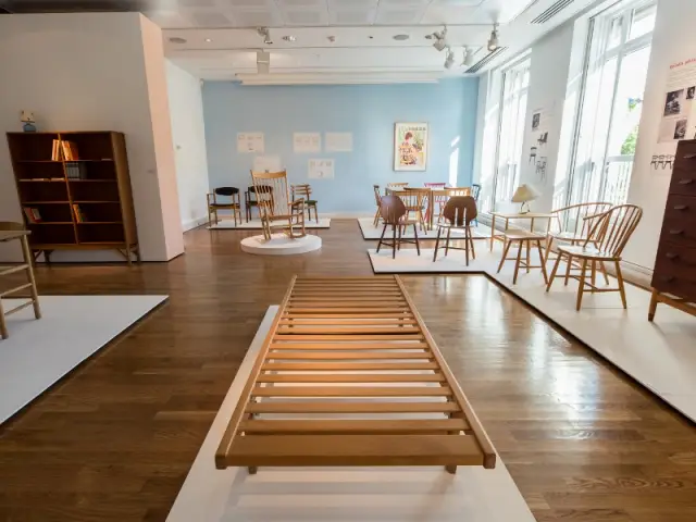 Des lits, tables ou chaises conçus en chêne, hêtre ou frêne - Exposition Meuble pour le peuple