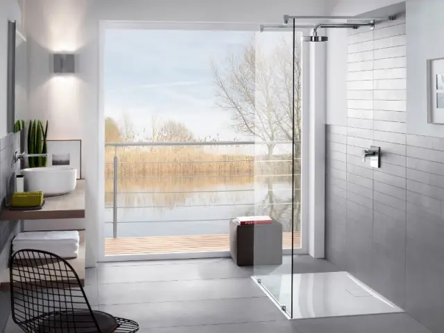 Une salle de bains avec un espace douche sans porte - Une salle de bains ouverte sur l'extérieur