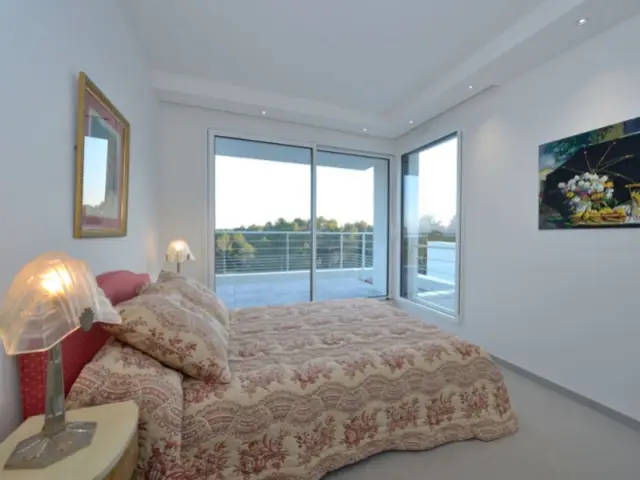 Une chambre ouverte sur l'extérieur - Maison contemporaine garrigue nîmoise