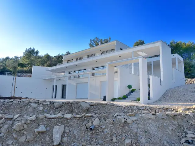 Une maison encastrée dans la roche - Maison contemporaine garrigue nîmoise