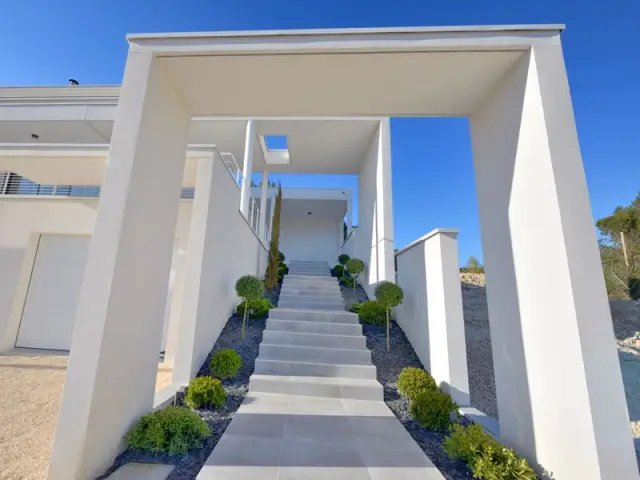 Une entrée latérale signalée par une arche - Maison contemporaine garrigue nîmoise