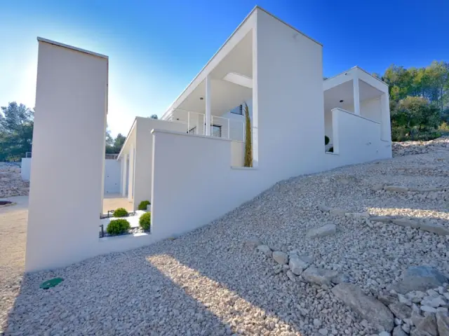 Une villa protégée du mistral - Maison contemporaine garrigue nîmoise