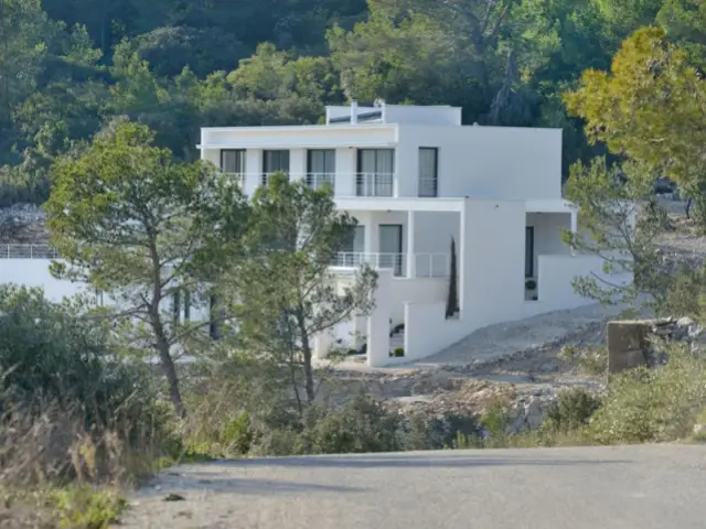 Des règles d'urbanisme très contraignantes - Maison contemporaine garrigue nîmoise