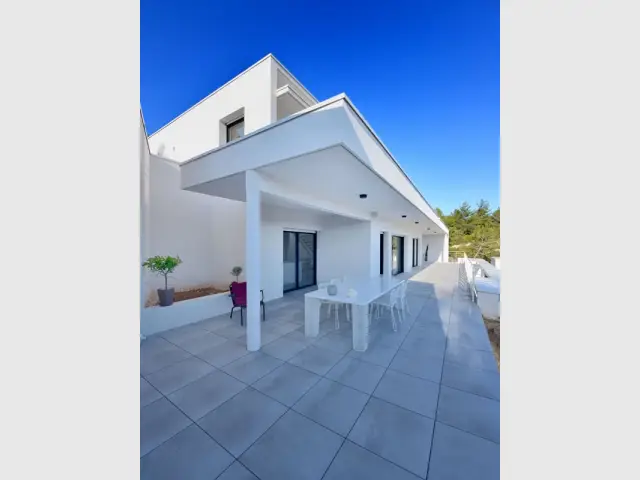 Des terrasses spacieuses pour profiter de l'ensoleillement - Maison contemporaine garrigue nîmoise