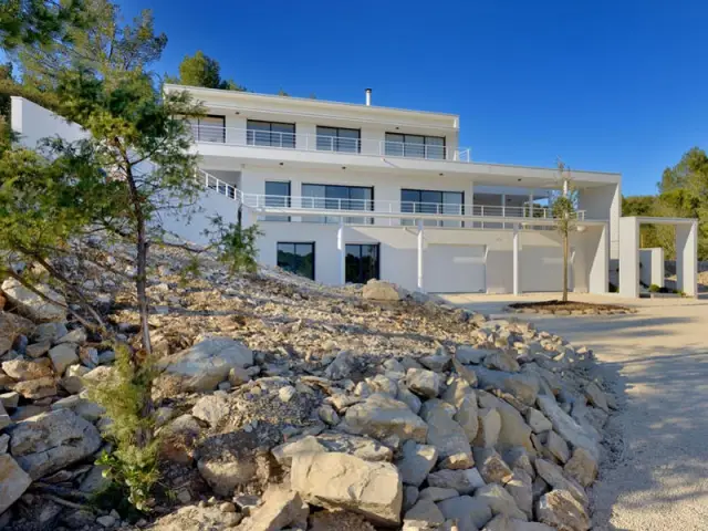 Maison dans la roche - Maison contemporaine garrigue nîmoise